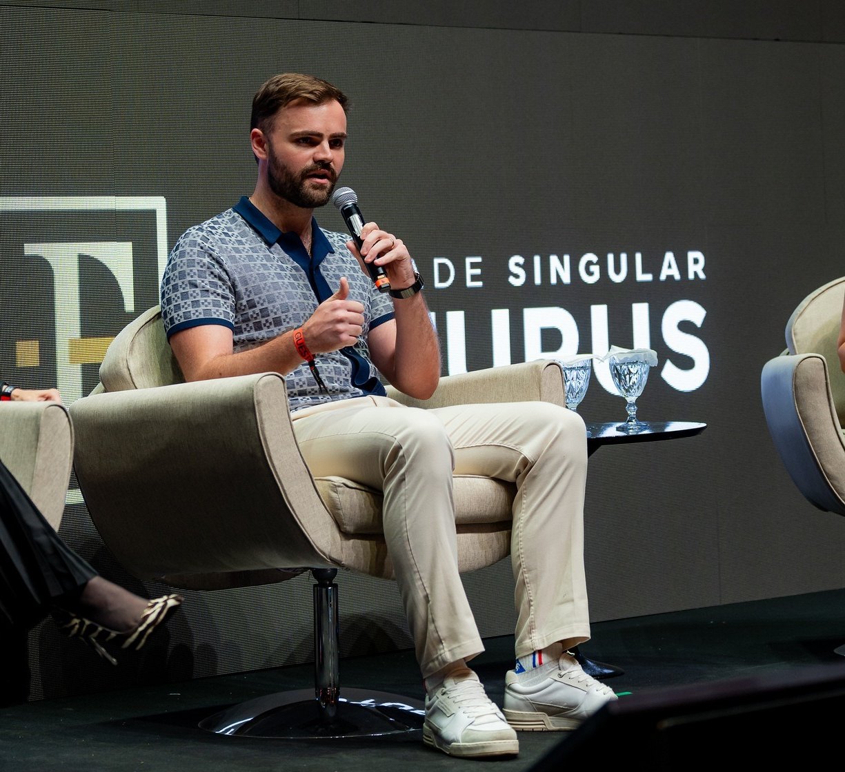 Charlie Hills on stage at Hotmart FIRE in Brazil